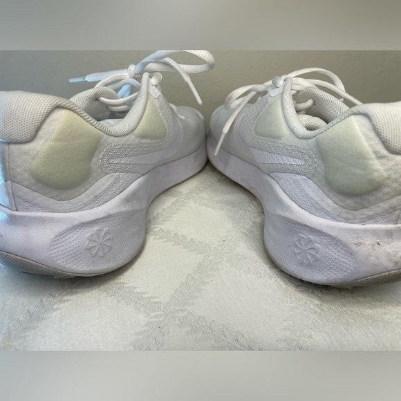 Women's Nike Revolution 7 White Running Shoes Size 8.5 - Picture 6 of 9